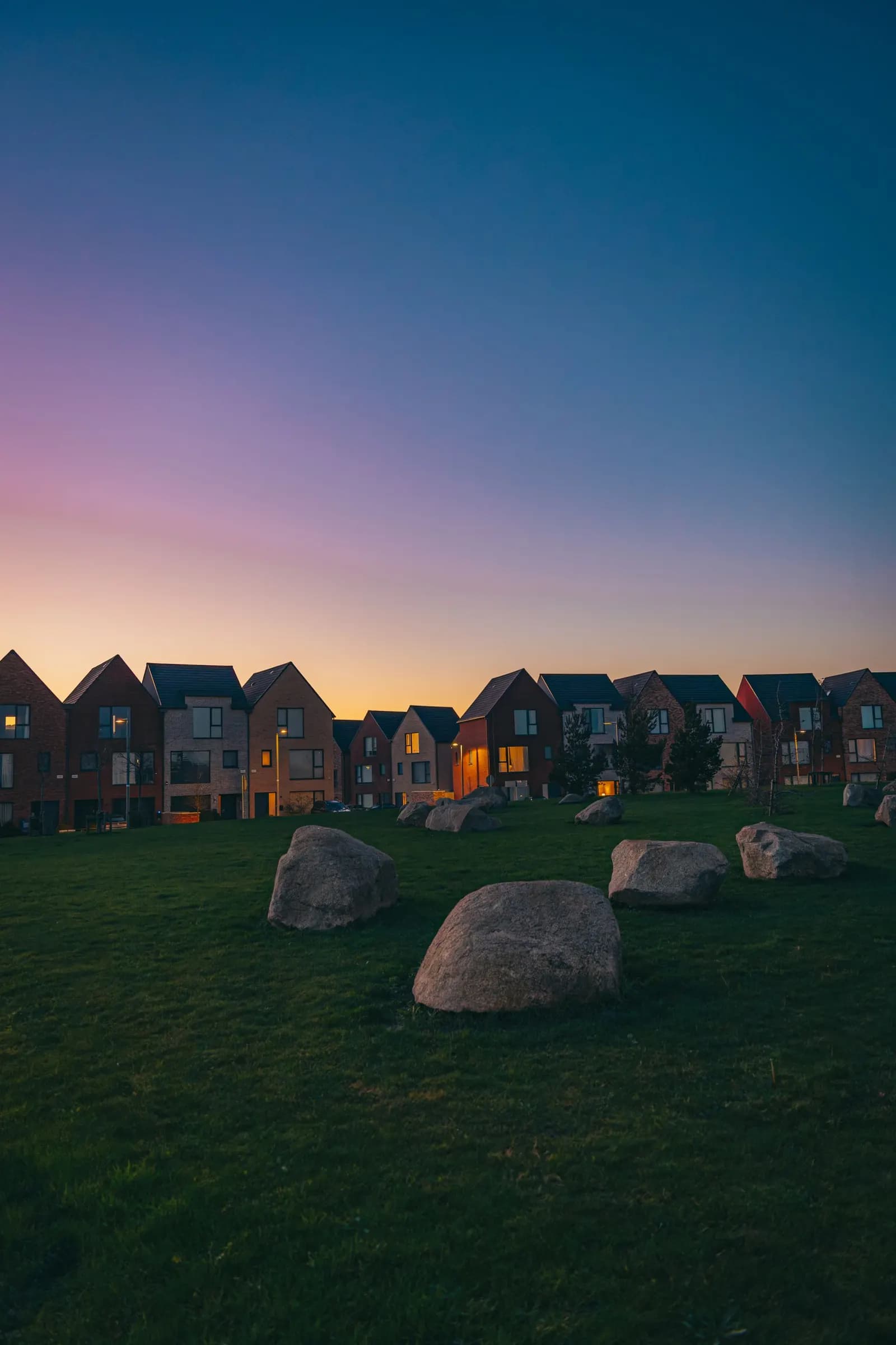 Hilera de casas residenciales iluminadas al atardecer